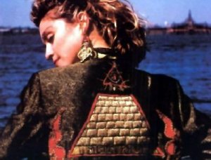 Madonna và hình kim tự tháp sau lưng.