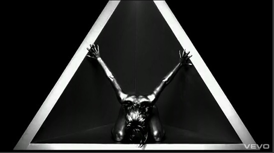 Rihanna trong Umbrella – hình đầu quỷ được tạo ra bên trong hình tượng trưng kim tự tháp.