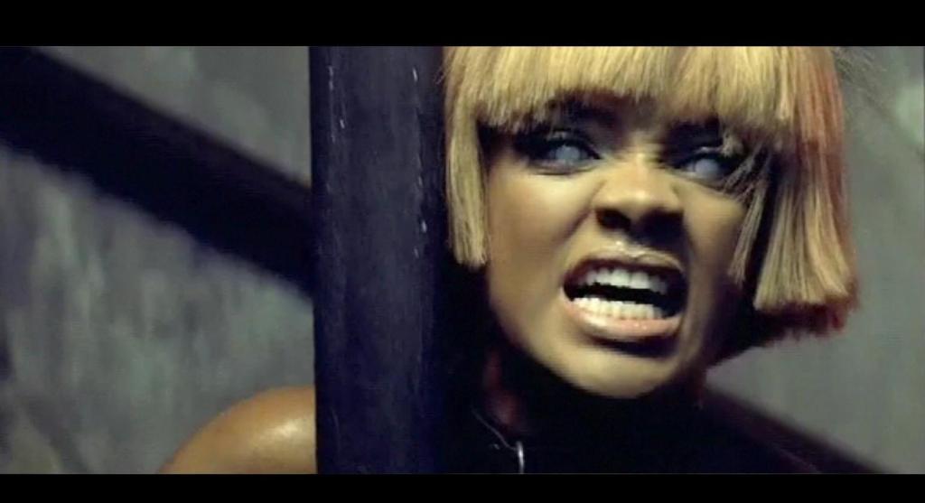  Rihanna thể hiện sắc thái bị quỷ dữ chiếm đoạt thể xác trong Disturbia